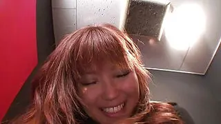棕发亚洲荡妇炫耀湿润甜美的阴户